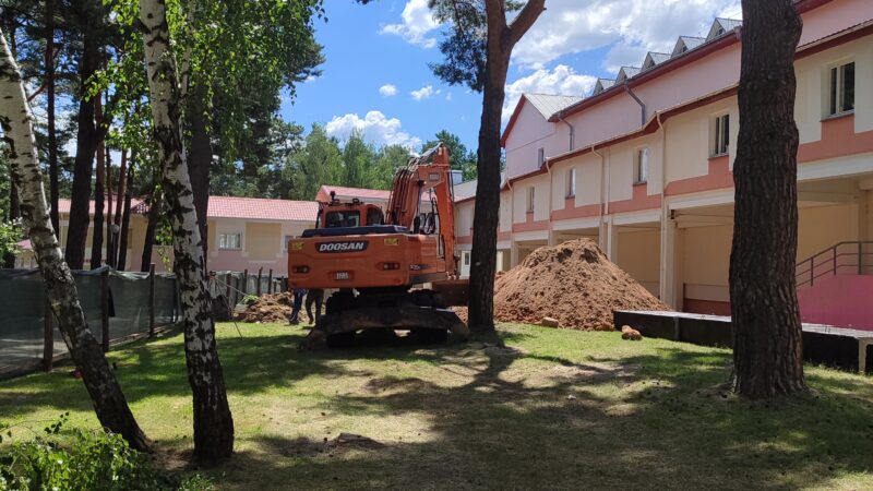 В рамках мероприятий Государственной программы по преодолению последствий катастрофы на Чернобыльской АЭС на 2021-2025 годы в 2024 году в детских реабилитационно-оздоровительных центрах Гомельской области проводится реконструкция объектов теплообеспечения. КУП «Детский реабилитационно-оздоровительный центр «Птичь» Петриковского района проводит реконструкция котельной с заменой котлов на энергоэффективные (на фото: уже завезено оборудование, ведутся строительно-монтажные работы); КУП «Детский реабилитационно-оздоровительный центр […]